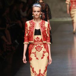 Conjunto de chaqueta y falda tapiz de Dolce & Gabbana en la Semana de la Moda de Milán primavera/verano 2013