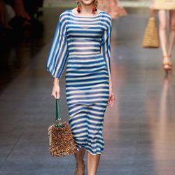 Vestido largo de rayas azules y blancas de Dolce & Gabbana en la Semana de la Moda de Milán primavera/verano 2013