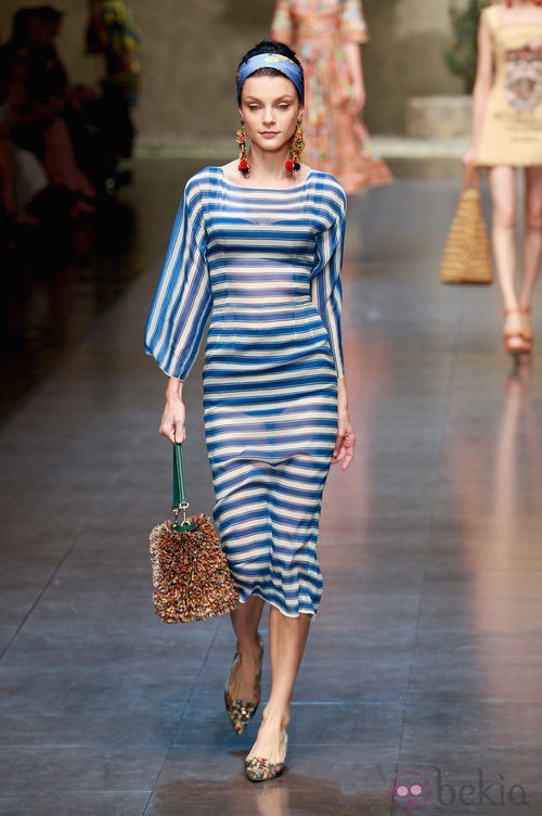 Vestido largo de rayas azules y blancas de Dolce & Gabbana en la Semana de la Moda de Milán primavera/verano 2013