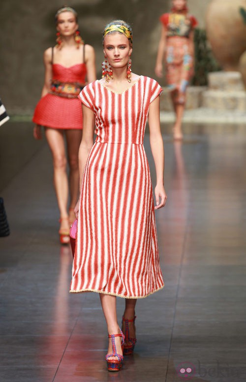 Vestido de manga corta de rayas azules y rojas de Dolce & Gabbana en la Semana de la Moda de Milán primavera/verano 2013