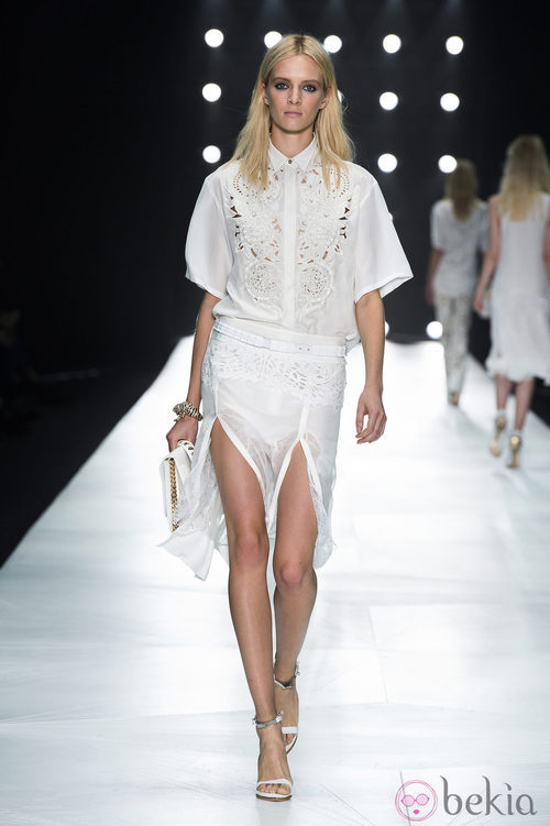 Conjunto blanco de camisa y falda de Roberto Cavalli en la Semana de la Moda de Milán primavera/verano 2013