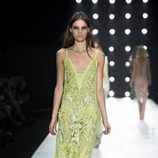 Vestido verde lima de encaje con escote en 'V' de Roberto Cavalli en la Semana de la Moda de Milán primavera/verano 2013