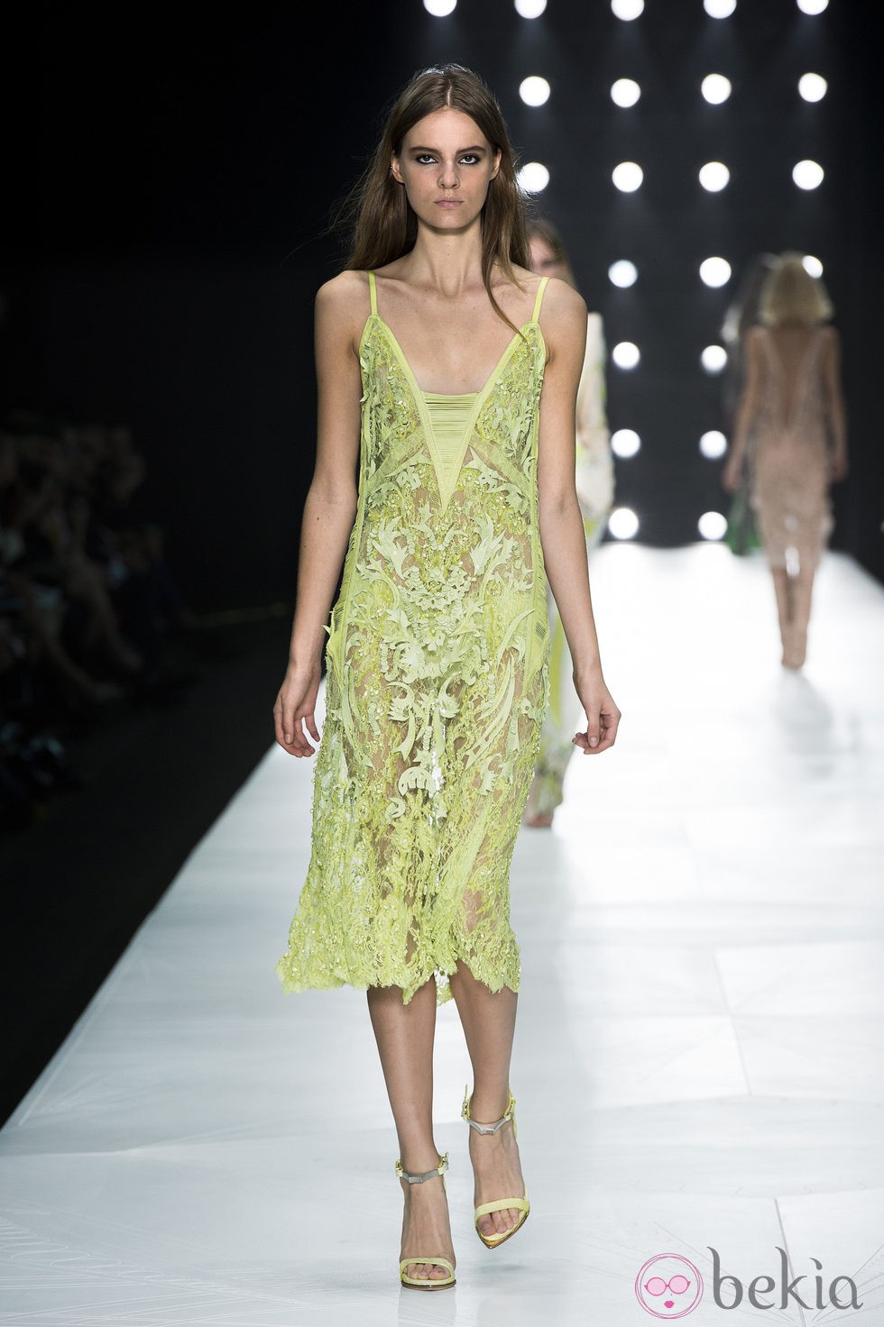 Vestido verde lima de encaje con escote en 'V' de Roberto Cavalli en la Semana de la Moda de Milán primavera/verano 2013