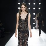 Vestido negro de encaje de Roberto Cavalli en la Semana de la Moda de Milán primavera/verano 2013