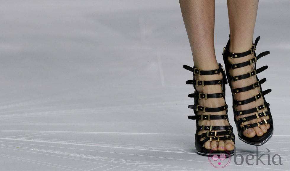 Sandalias con múltiples hebillas de Roberto Cavalli en la Semana de la Moda de Milán pirmavera/verano 2013