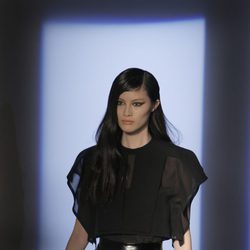 Camisa con transparencias y falda negra plastificada de Thierry Mugler en la Semana de la Moda de París