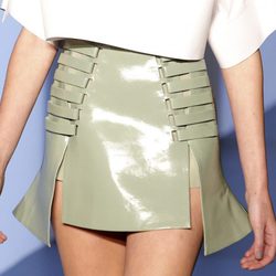 Falda plastificada asimétrica de Thierry Mugler en la Semana de la Moda de París primavera/verano 2013