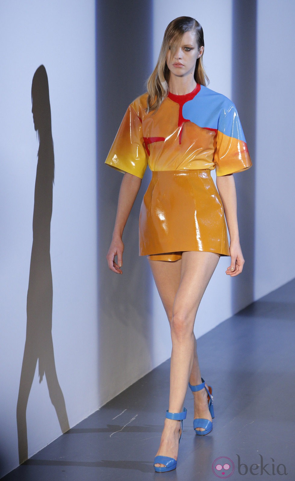 Colorido conjunto plastificado de Thierry Mugler en la Semana de la Moda de París primavera/verano 2013