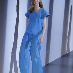 Conjunto azul y sandalias animal print de Thierry Mugler en la Semana de la Moda de París primavera/verano 2013
