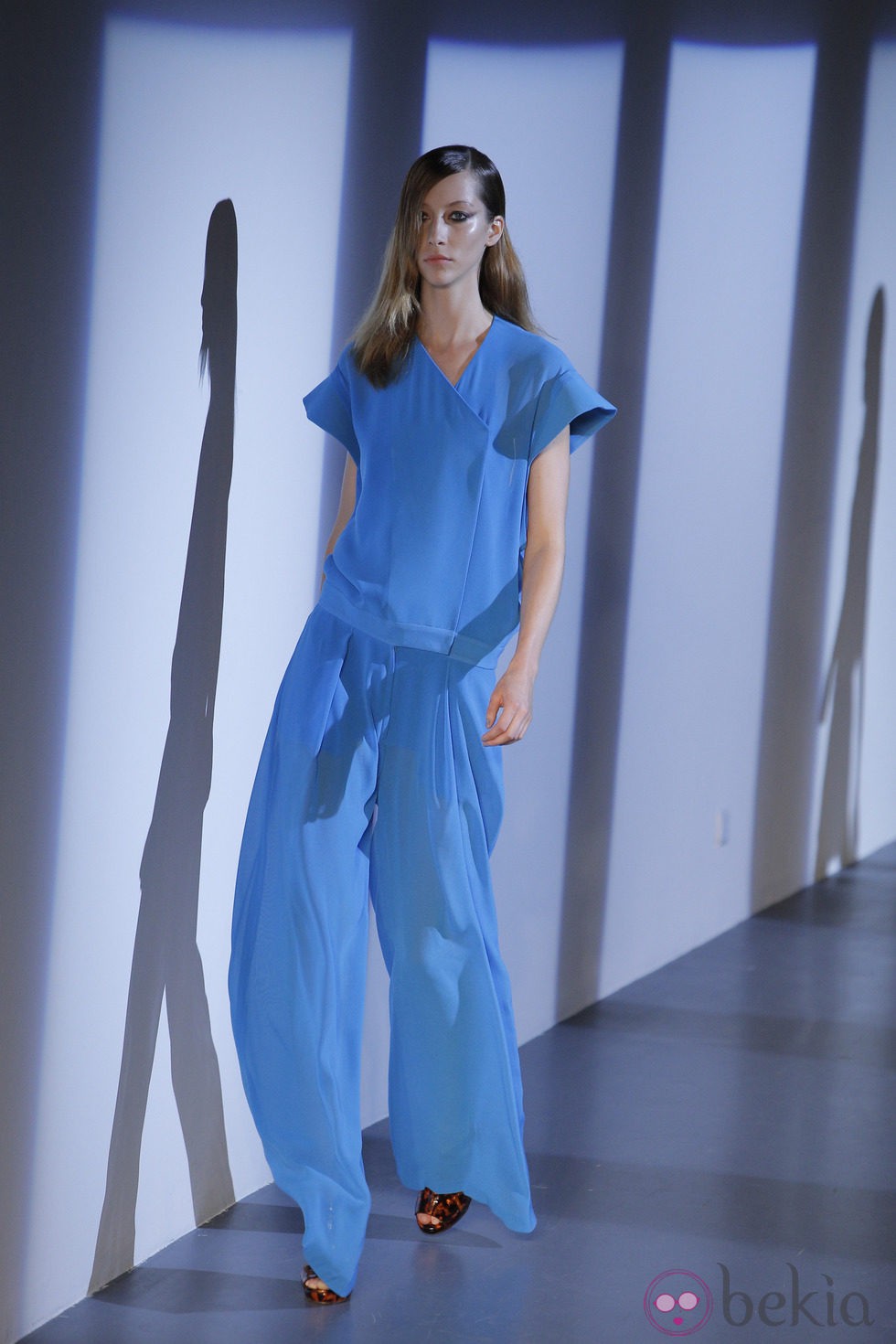 Conjunto azul y sandalias animal print de Thierry Mugler en la Semana de la Moda de París primavera/verano 2013