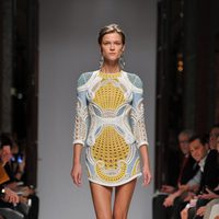 Minivestido confeccionado en cannage de Balmain en la Semana de la Moda de París primavera/verano 2013