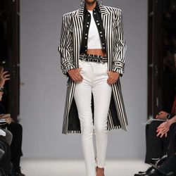 Chaqueta de rayas horizontales y pantalones blancos en la Semana de la Moda de París primavera/verano 2013