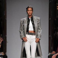 Chaqueta de rayas horizontales y pantalones blancos en la Semana de la Moda de París primavera/verano 2013