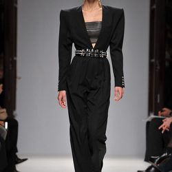 Conjunto negro con hombros marcados de Balmain en la Semana de la Moda de París primavera/verano 2013