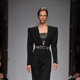Conjunto negro con hombros marcados de Balmain en la Semana de la Moda de París primavera/verano 2013