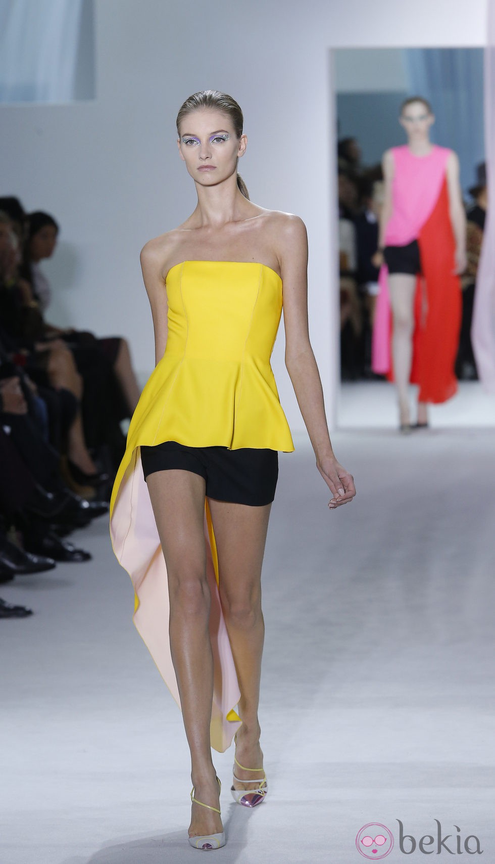 Top peplum y shorts negros en el desfile de Dior en la Semana de la Moda de París primavera/verano 2013