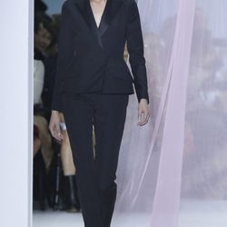 Esmoquin negro en el desfile de Dior en la Semana de la Moda de París primavera/verano 2013
