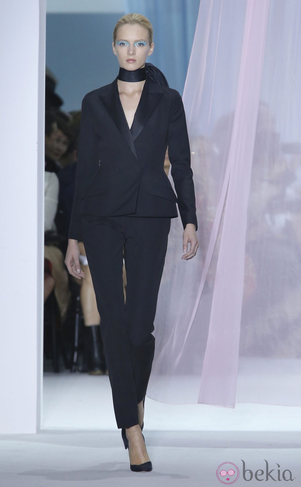 Esmoquin negro en el desfile de Dior en la Semana de la Moda de París primavera/verano 2013