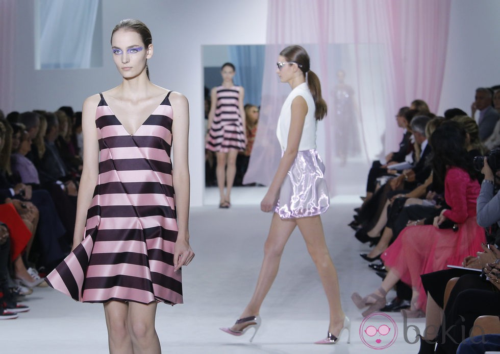 Vestido de rayas de tirantes de Dior en la Semana de la Moda de París primavera/verano 2013