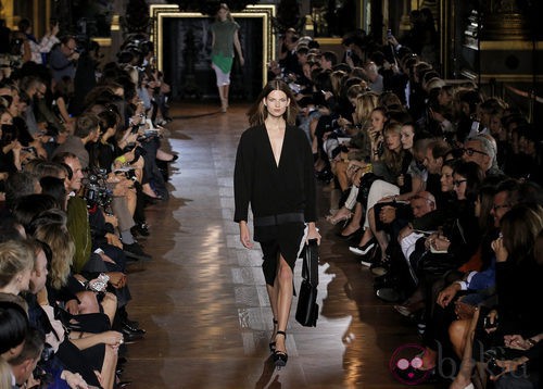 Cardigan oversize y cinturon de Stella McCartney en la Semana de la Moda de París primavera/verano 2013