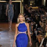 Vestido azul klein con transparencia a la altura de la cintura de Stella McCartney pirmavera/verano 2013