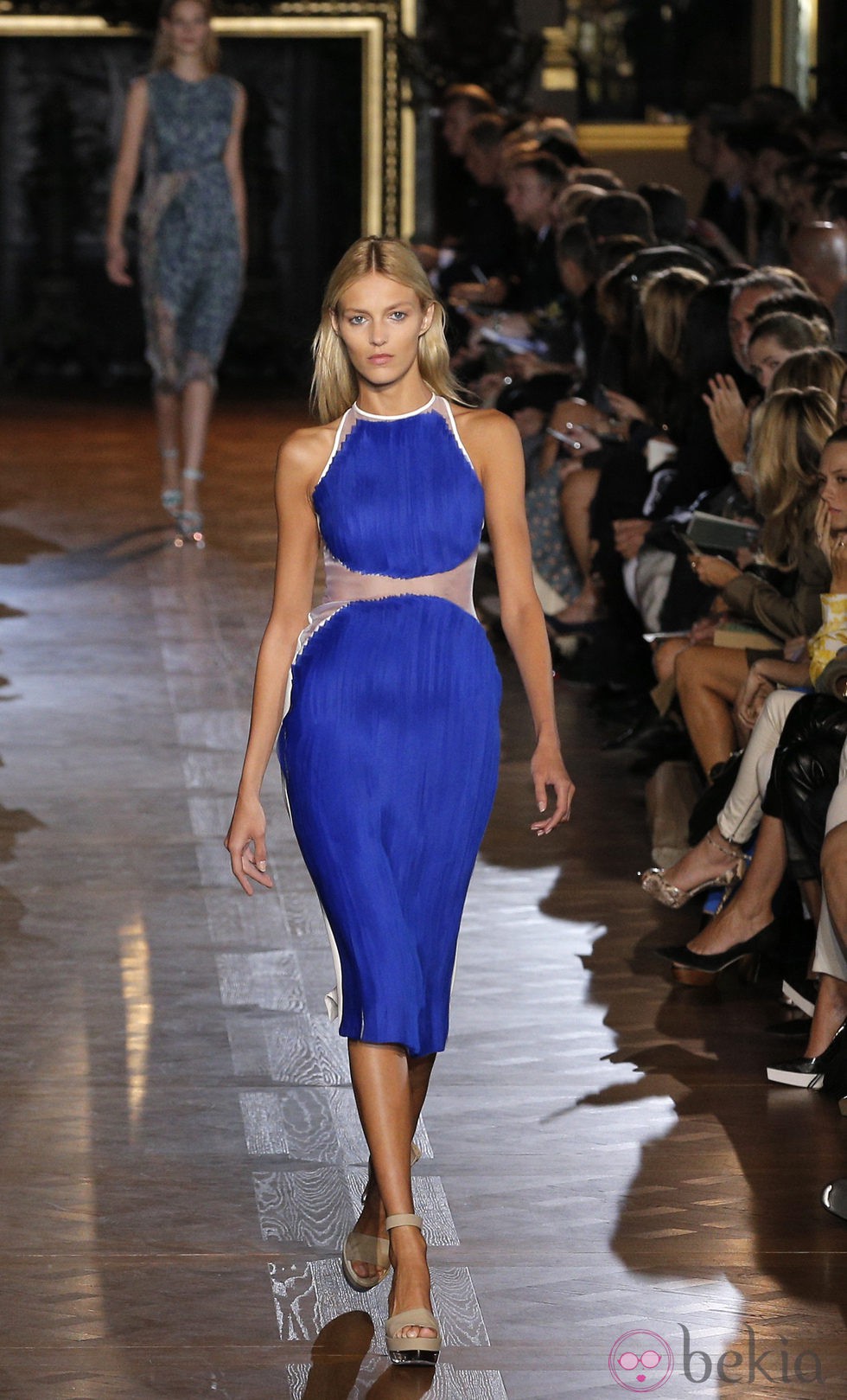 Vestido azul klein con transparencia a la altura de la cintura de Stella McCartney pirmavera/verano 2013