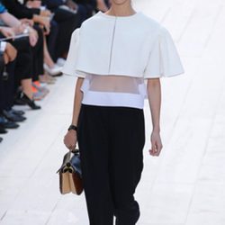 Capa blanca sobre top transparente de Chloé en la Semana de la Moda de París pirmavera/verano 2013