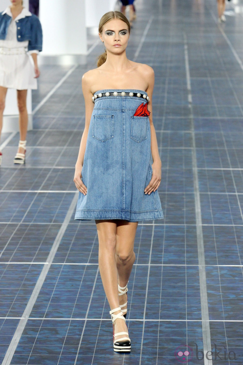 Cara Delevingne con un vestido palabra de honor vaquero de Chanel primavera/verano 2013