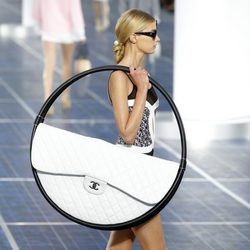 El bolso 2.55 de Chanel se reinventa en la Semana de la Moda de París primavera/verano 2013
