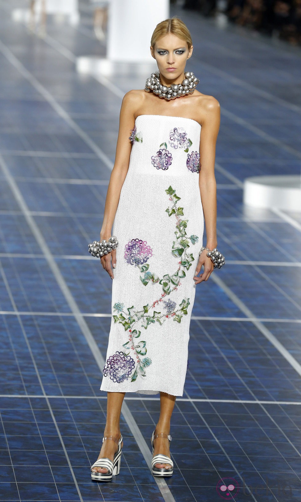Vestido con bordados de flores de Chanel en la Semana de la Moda de París primavera/verano 2013