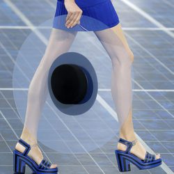 Pamela transparente y sandalias en azul klein de Chanel en la Semana de la Moda de París primavera/verano 2013
