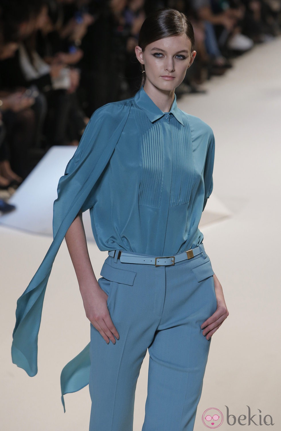 Conjunto de camisa y pantalón azul de Elie Saab en la Semana de la Moda de París primavera/verano 2013