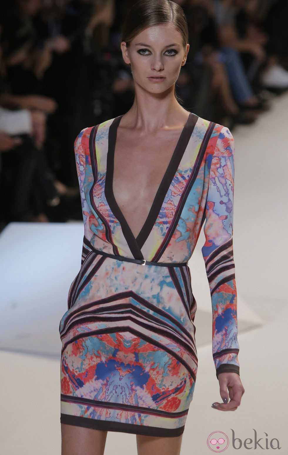 Minivestido con escote en 'V' y estampado multicolor de Elie Saab en la Semana de la Moda de París primavera/verano 2013