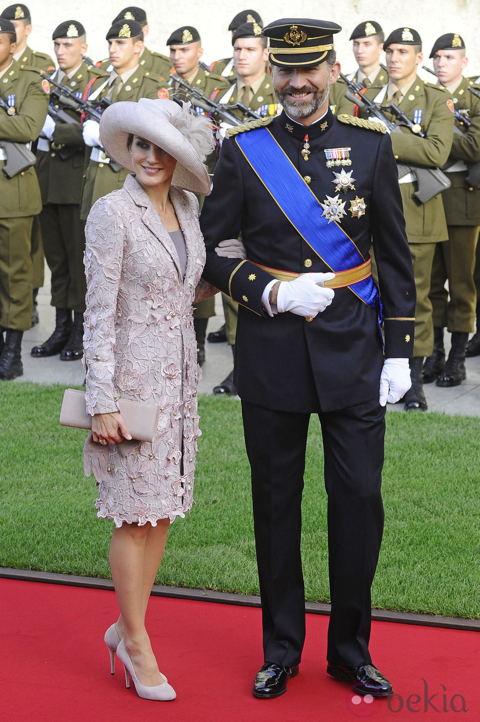 La Princesa de Asturias con abrigo de guipur en tono empolvado en la boda de Guillermo y Stéphanie de Luxemburgo