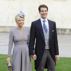 Marie Chantal de Grecia con vestdo gris de corte lady en la boda de Guillermo y Stéphanie de Luxemburgo