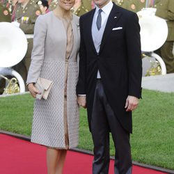 Victoria de Suecia con abrigo girs con detalles plisados en la boda de Guillermo y Stéphanie de Luxemburgo