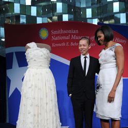 Jason Wu y Michelle Obama con el diseño que lo catapultó a la fama