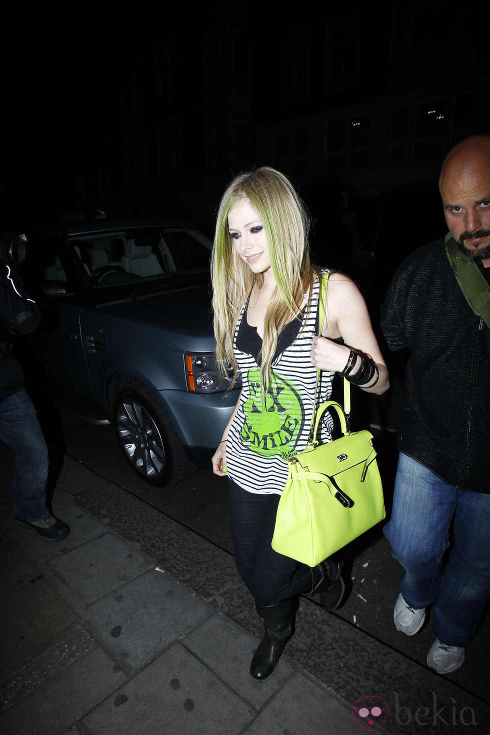Avril Lavigne con bolso verde pistacho