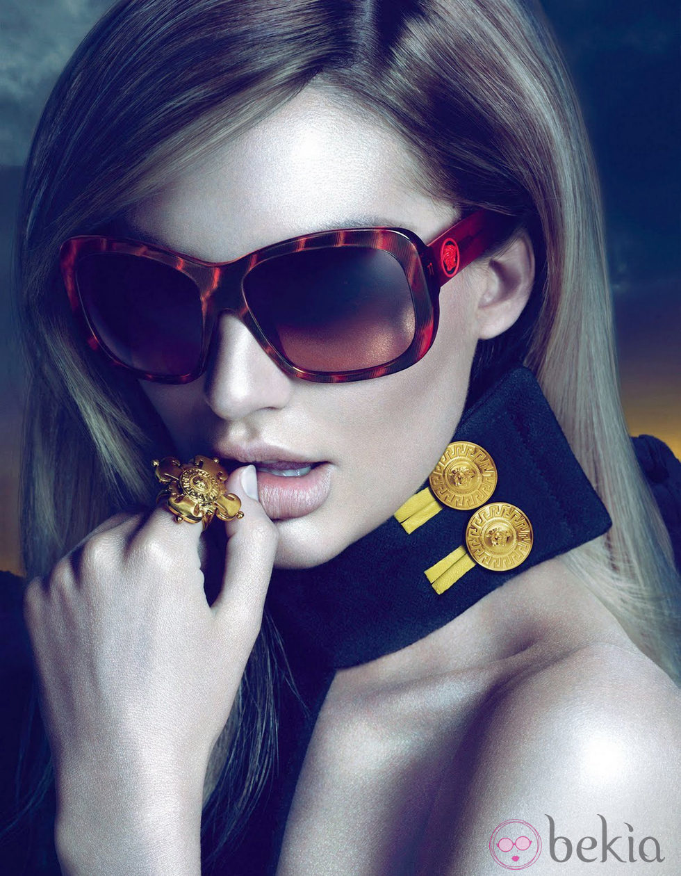 Candice Swanepoel, imagen de la línea de gafas de sol de Versace