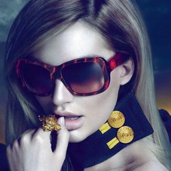 Candice Swanepoel, imagen de la línea de gafas de sol de Versace