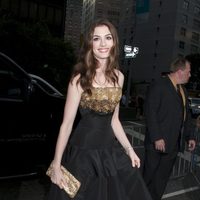 Anne Hathaway vestida de Alexander McQueen resort 2012