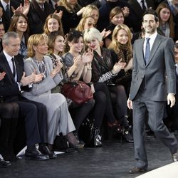 Marc Jacobs tras un desfile con Bernard Arnault en primera fila