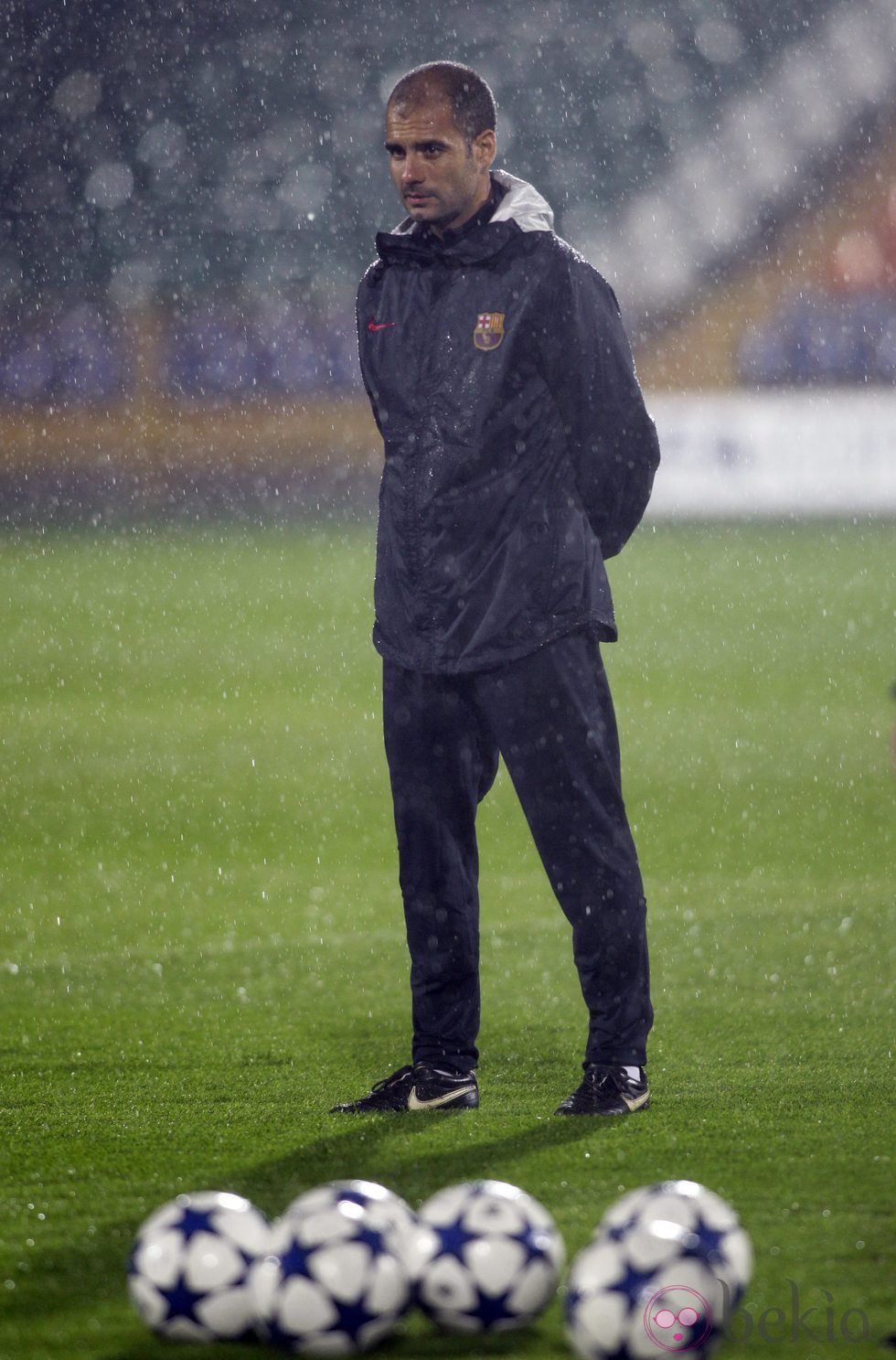 Guardiola bajo la lluvia en un entrenamiento