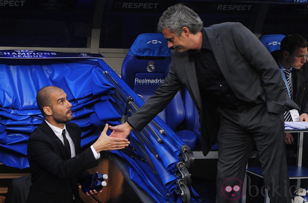 Guardiola y Mourinho se saludan en un partido