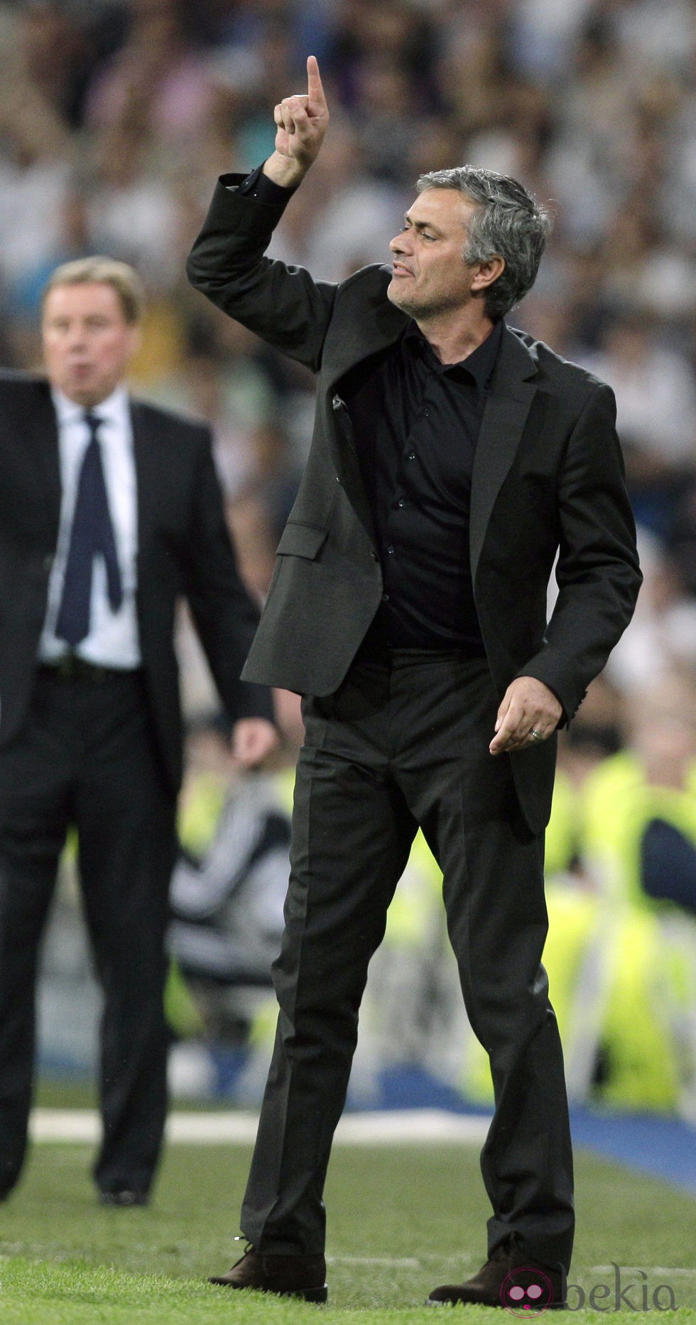 Mourinho con traje durante un partido