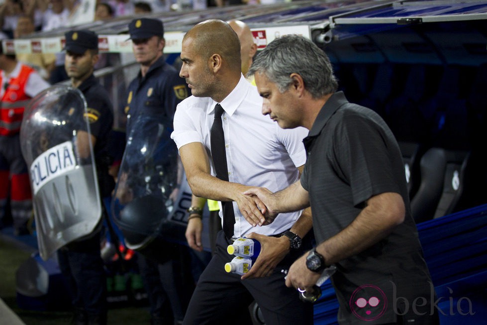 Mourinho y Guardiola se dan la mano antes de la Supercopa
