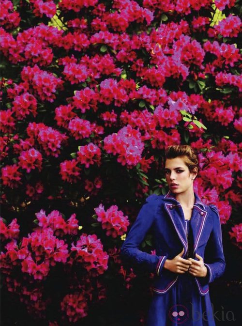 Carlota Casiraghi rodeada de flores para Vogue Francia