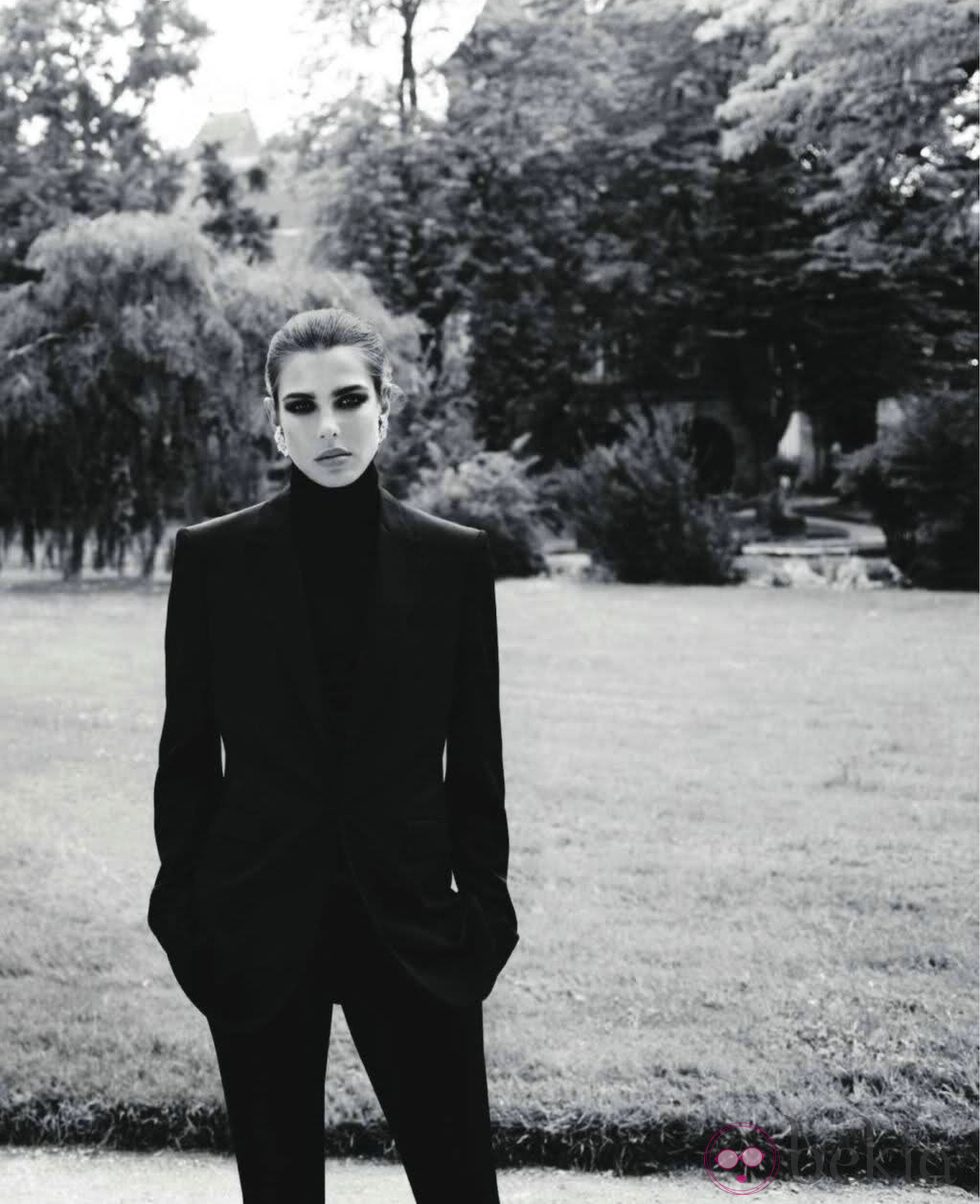 Carlota Casiraghi con traje de chaqueta para Vogue Francia