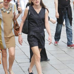 Carlota Casiraghi con shorts y chaleco de raya diplomática