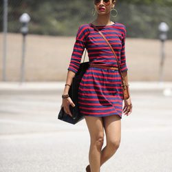 Zoe Saldana con vestido de rayas de Express